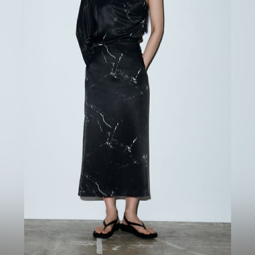NWT ZARA Marble Printed Midi Pencil
Skirt in Black XS